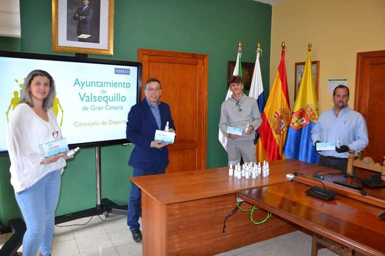 Momento de la entrega de material sanitario (Foto TA)
